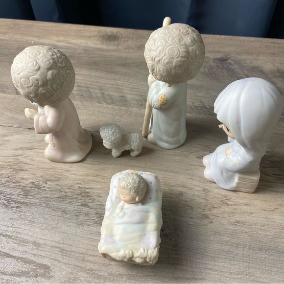 Precious Moments Nativity Figurine 5pcs.  Come Let us Adore Him. - Picture 5 of 9